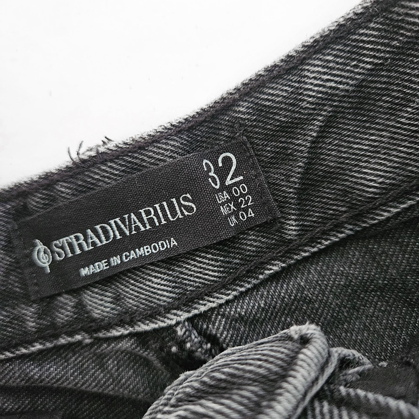 Stradivarius ג'ינס שחור קצר לאישה מידה 32