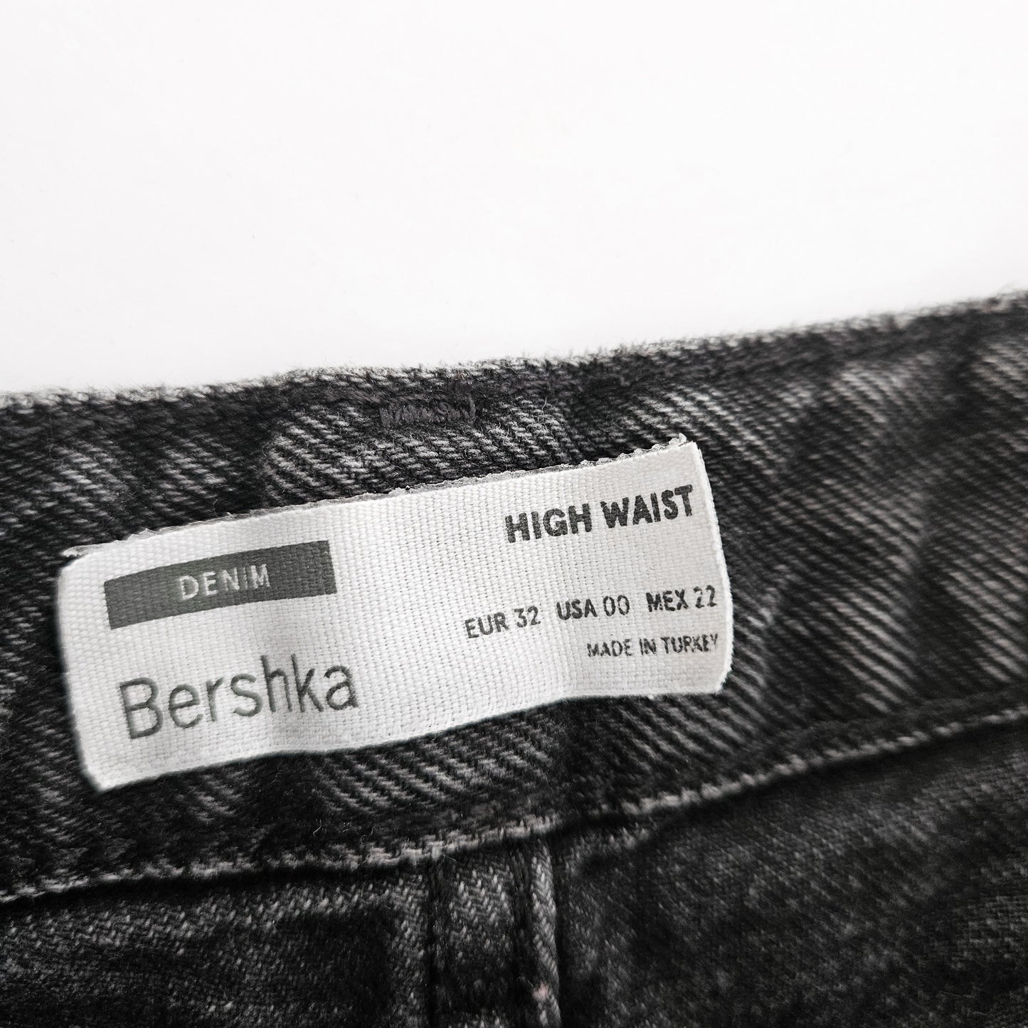 BERSHKA ג'ינס קצר שחור לאישה מידה 32 XXS‏