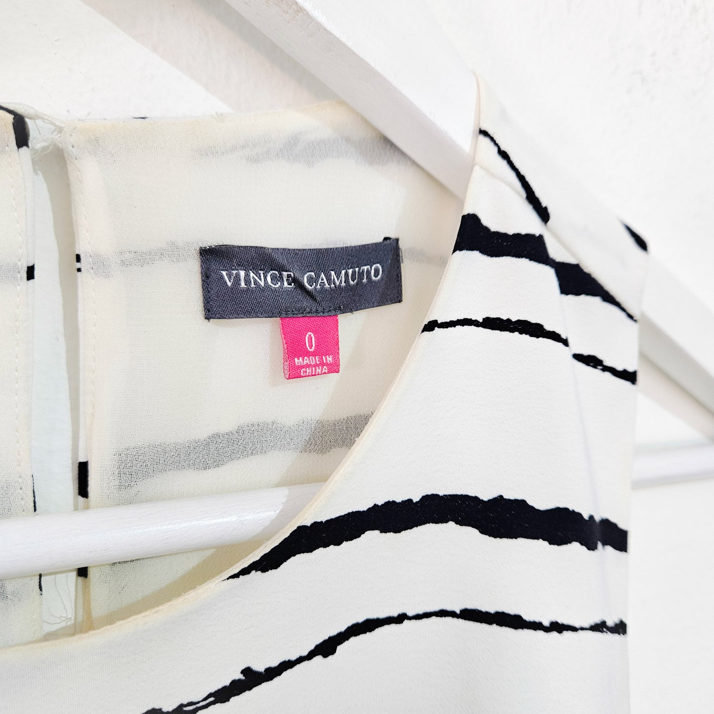 VINCE CAMUTO שמלה מעוצבת לאישה מידה XS כתם פיצי מצורפת תמונה